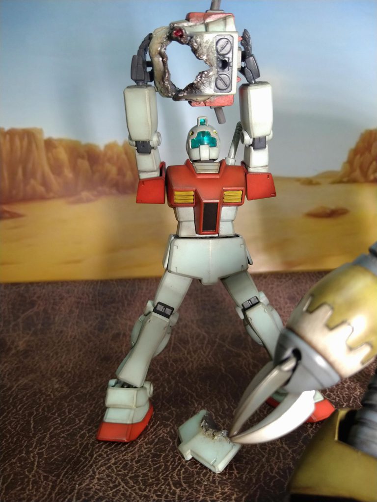 《痛くないもぉ〜〜ん!!😁》.〈アッグガイ〉 《…………………………》..前文でお伝えした《ちょっとした理由😁》のお話しでございますが、やはり私、この《ジム》も他の作品と一緒に棚に並んてもらいたく…🤗ヤラれたままではかわいそう…🥲