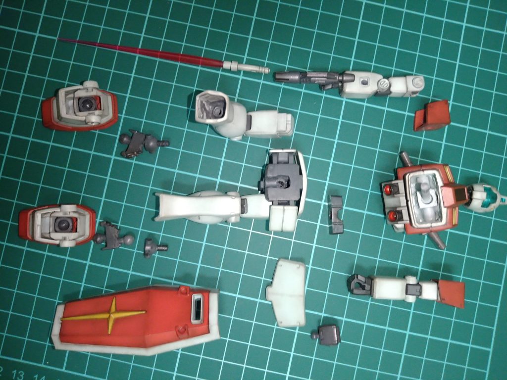 顔のゴーグルの中は、百均で買ったキラキラテープ貼っております😚真ん中にあるのが〘腰のパーツ〙でございます!😁〘ジムキャノン〙の制作の時は、腰のパーツに直接ボールジョイントくっつけて完成だったのですが、今回はひと手間…😚…《ちょっとした理由😁》がございまして、この〘腰のパーツ〙に3ミリのポリキャップを入れました!🤗真ん中の右側にあるのが、〘胸のパーツ〙です😚  ボールジョイント化しておりますが、〘シャア専用ズゴック〙改修時すっかり味をしめてしまいまして…😁瞬着点付け等で位置決めが済んだら、後はレジンで固定します!😁早くて楽です!🤣…ただ…この方法…基本一発勝負です!☹️位置決め間違えてレジンで固めてしまうと とても大変な目にあいます…😭《スネのパーツ》の足首の差し込みパーツも3ミリの穴に開口したプラパイプを瞬着で位置決めレジンで固定です!😆一度にレジンを流し込むと固める   時間が逆にかかってしまうので数回に分けて…😚…いきなりやられジムの写真からでございますが、  いつものアクションポーズでございます!🤗..