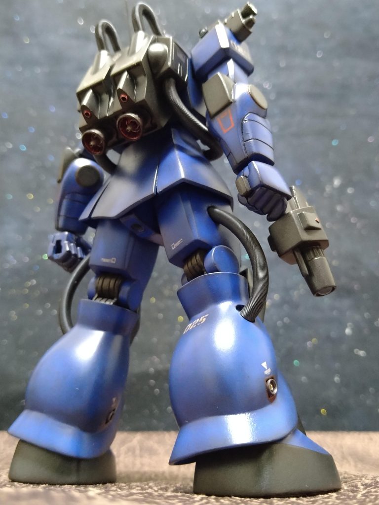 ランドセルのバーニアの上にある【三角の小さいバーニアのパーツ】😂と…左のハンドパーツ握り手の【手の甲側のパーツ】…🤣《2つ》もパーツ失くしてしまいました!😭ナンデ本当に困りました…😓きちんと部位ごとに分けてトレーに入れていたつもりなのですが、最近仕事が忙しくハードで😣少し疲れていたせい……🙄イヤ!これは【妖怪パーツ隠し】の仕業なのです!🥸.