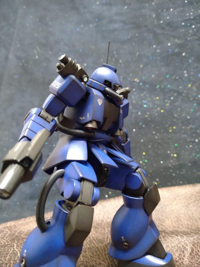 今回はデカール貼りも頑張ったのですが…😓どうしても格好良く貼る事ができなくて…😂せっかく貼ったデカール数枚剥がしてしまいました…結果、〘ザクフリッパー〙とほぼ同じ形で終了…😭モッタイナイ…センス良くデカール貼れるモデラーさんは本当にスゴイ🤗と改めて思いました!😆.