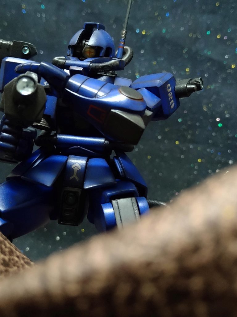 今回のザクのモノアイは独特で🤔まず、先ほど御説明させて頂いたレンズ型の部品をレジンで作り😚その部品を十の字に筋彫り…そこにスミ入れの要領でエナメル塗料の《赤》流し込んで最後にレジンのクリアイエローでコーティング致しました!🤗クリアイエローは百均のレジンを使いました!😁.