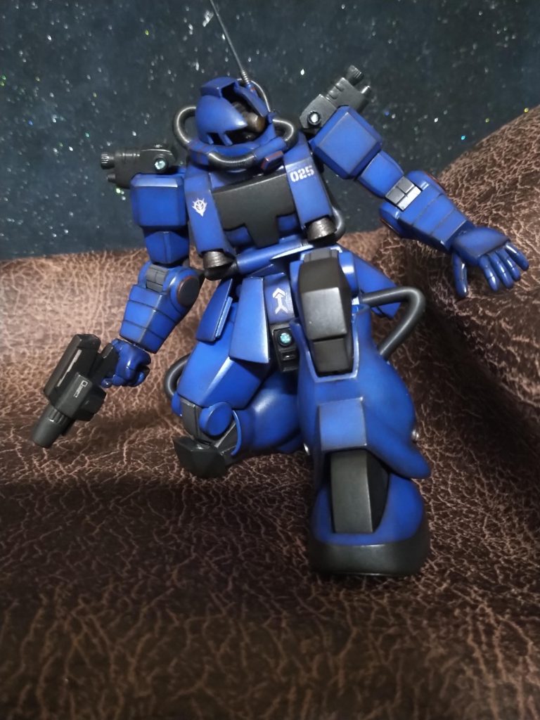 ポーズもこの作品制作時🤔私の取りたいと思っていたポージングも出来るようになりましたので良かったです😆基本的に以前投稿させて頂いた〘ザクフリッパー〙と同じ作りでございますのでやろうと思えば、もっと低く体を下げる事もでるのですが、🤗今回は撮影用の為、これ位の立膝ポーズで十分でございます!🤗カメラレンズも〈レジン〉で作りました!😚はめ込みたい場所よりもほんの少し細い丸棒の先にキラキラテープ貼って、丸棒に沿ってハサミでキラキラテープ丸く切って、その上にレジンをちょんと乗せたら勝手にドーム型に…😆後は固めて土台のキラキラテープ事剥がします😚剥がし方失敗するとシールからレジンだけ取れてしまうので、気をつけながら…😕この方法はレンズだけでなくモノアイや武器のスコープなど好きな大きさ、好きな色で作れるので私的にこの工作方法もお気に入りでございます!🤗.