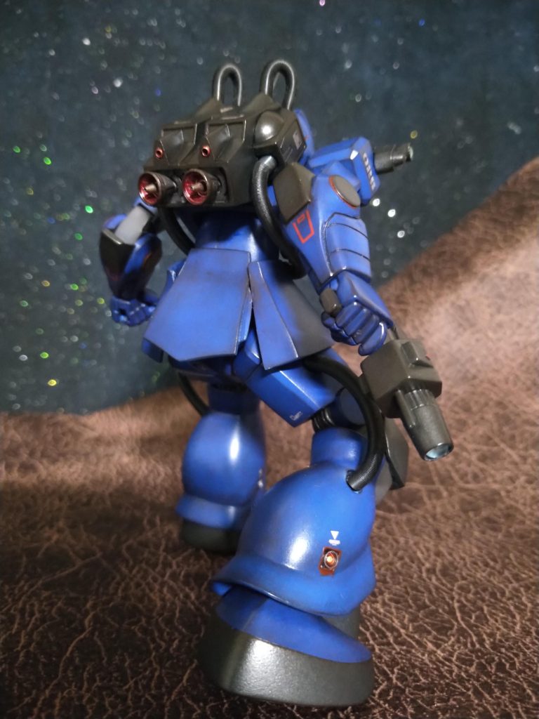 今回の機体は〘ザクフリッパーの〙前期型、ザクフリッパーよりも強く、そして偵察機ですので戦場で激しく汚したと言うよりは、少しづつゆっくり汚れて行って結果汚れが強くなった…🤔…と言う私の勝手なイメージで汚してみました…🤗分かりづらいのですが、いつもの宇宙の機体の汚しと比べ、ほんの少しだけ汚し方変えております…😁いつもでしたら、粉のままハケに取って少し粉払って、エッジから粉を付けて…その後ティッシュで〈ポンポン〉😚と馴染ませ…これを薄く仕上げます…その後〘半光沢〙のトップコートを薄く…😁この工程を3回〜から5回程くり返しているのですが、😅 今回はそのティッシュで《ポンポン》😚回数を少し多くして汚してみました!😅ソレダケ….