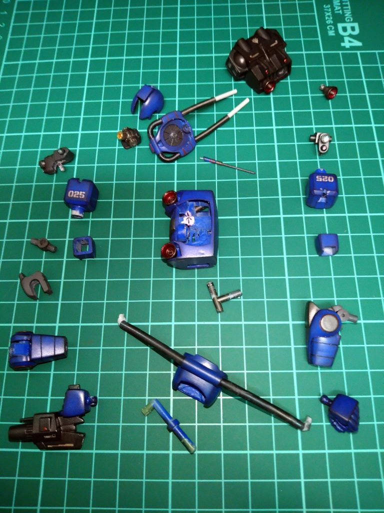 上半身のパーツでございます！😚真ん中にあるのが〘胸のパーツ〙です😁パーツの中に[↑]を書いてみました…その矢印はその下にある〘肩の引き出しパーツ〙を接続するポリキャップの可動軸の位置を指しております！😚そして大きなヒケも見えますが、完成後は動力パイプが付きますので、下から覗いたとしても見えないと思い見て見ないふり…😅その下にあるのが〘お腹のパーツ〙やっと手に入った〘スプリング〙くっつけております！🤭その下にあるのが……今回も〘ザクフリッパー〙同様腹部の可動は２点可動点での制作でございます！😚右上にあるのが〘ランドセルのパーツ〙です！失くしてしまいましたバーニア上の三角の小さなバーニアは仕方なく自作致しました…😚どうせ作りますので、私の好みに合うようにキットのパーツよりもほんの少しだけ大きく作りました!😆納得できる形になりましたので、良かったと思います！🤗.