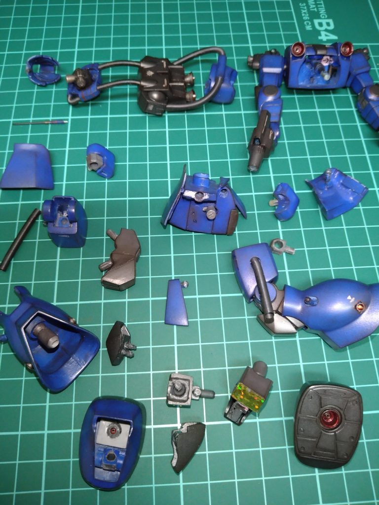 少し組み上げた上半身と下半身のパーツでございます😚1番右下にあるのが〘足のパーツ〙です😚足の裏から見える取り付けたバーニアに穴を開けて〈手芸用のビーズ〉をハメ込んております😚穴あきビーズですので、覗いたら向こう側が見えます!😁その左にあるのが〘足首のパーツ〙です😁底面に百均のフォログラムの入ったキラキラテープ(ゴールド)を貼ってます!😆足を組み上げた時、足裏のバーニアのビーズの穴から見る角度で色々な色でキラキラするので綺麗です!🤗真ん中にあるのが〘脚の付け根パーツ〙を取り付けた〘腰のパーツ〙でございます!🤗ポージングで《立膝》がしたい時はこの脚の付け根パーツの軸を前方へ〈スライド〉させます!😆その〘腰パーツに見える〙汚れなのですが、撮影の為一度バラしたのですが、少し強引だったらしく、塗装が少し剥がれてしまいました…🤣ナンデ組み上げた後は、全然見えない所ですので、ウェザリングの粉を塗り付けて終わりにしました🙄…🤔今回の制作…大小問わずトラブルが少し多い様な気が致しまして…原因を考えてみたのですが…🤔ナゼ…いつも私の作品制作時《サンプルザク》が近くにいるのですが、今回は〘ザク強行偵察型〙制作と言う事で、資料にもなると思い〘ザクフリッパー〙も近くへ…😚…そこまでは良かったのですが…気が付くとその《おとぼけ顔》に見つめられ気を取られ、気が散ってしまったのだと思いました…😅そうだ!きっと彼だ!そうに違いない!そして妖怪パーツ隠しもザクフリッパーが呼んだんだ!🙄〘ザクフリッパー〙〈なになになになになになになになになに🤩〉………😅今回も長々と大変申し訳ございません…😓お時間御座いましたらもう少しお時間ください😁いつもアクションポーズでございます!🤗..