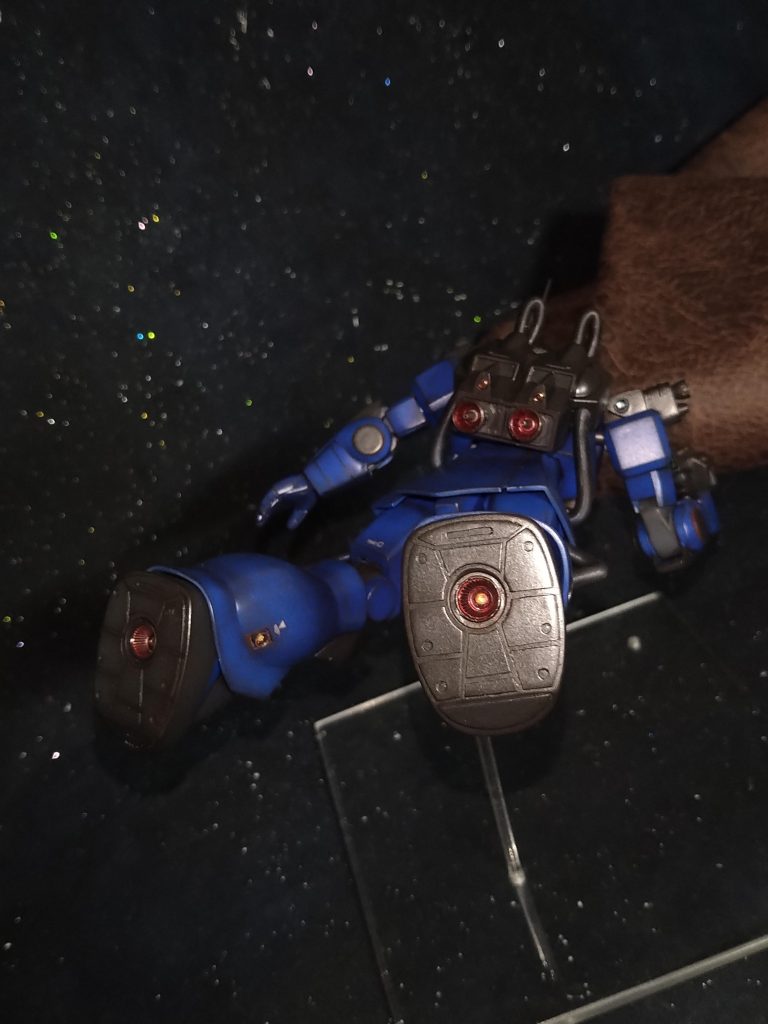 基本的に私の作品は足裏やスネパーツの両脇にある小さなバーニア等は前文でお伝えさせて頂いたビーズとキラキラテープで作っておりまして、肉眼で見たら本当によく色が変わって見えますのでとても楽しくカッコ良く!🤗私のお気に入りの工作方法の1つでございます!😁..