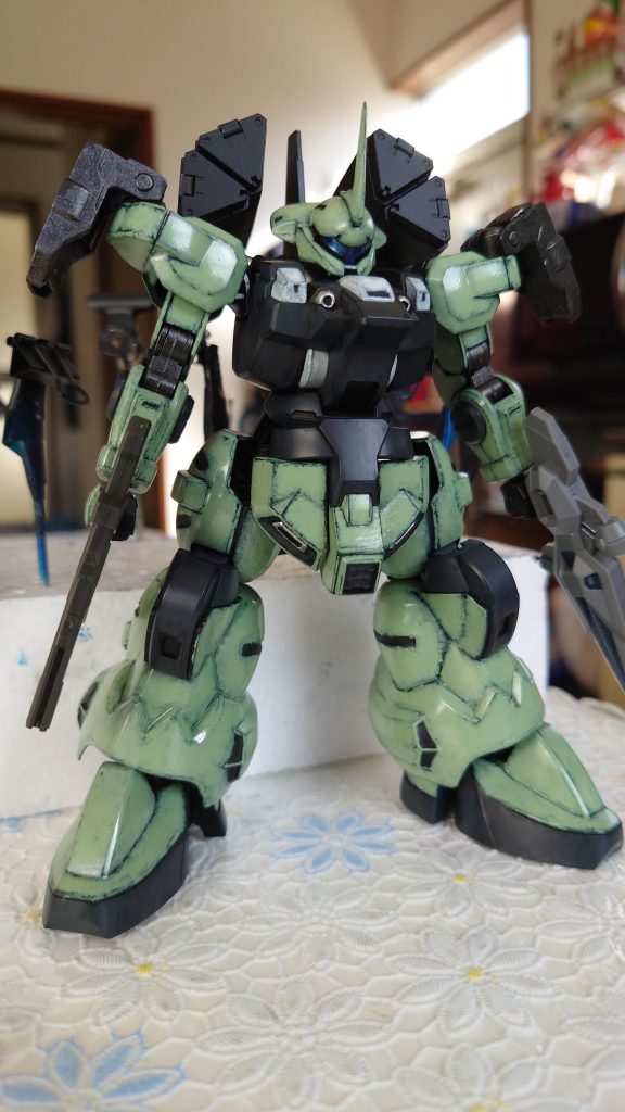 【制作工程:塗装など】塗装はクレオス水性ホビーカラーを使用した筆塗り。サフとコートは缶スプレーです。主装甲:黒サフ → 濃緑色 → よもぎ色 → マホガニーをスポンジチッピング 黒部分:黒サフ → ジャーマングレー(薄塗り)→ シルバーをドライブラシ白部分:黒サフ → 明灰白色 → グランプリホワイト関節等:黒鉄色、シルバー等塗装後に半艶トップコートを吹いてからMr.ウェザリングカラーのグランドブラウンでウォッシングしました。 あえて塗りムラを出し、部分的に下地を見せています。本当は濃緑色にあたる色がメインでよもぎ色はハイライトのつもりだったのですが...。想定より色が重くてよもぎ色とケンカしてしまい、仕方なくよもぎ色を主軸に塗り重ねました。重ね塗りのテストって大事なんですねぇ。