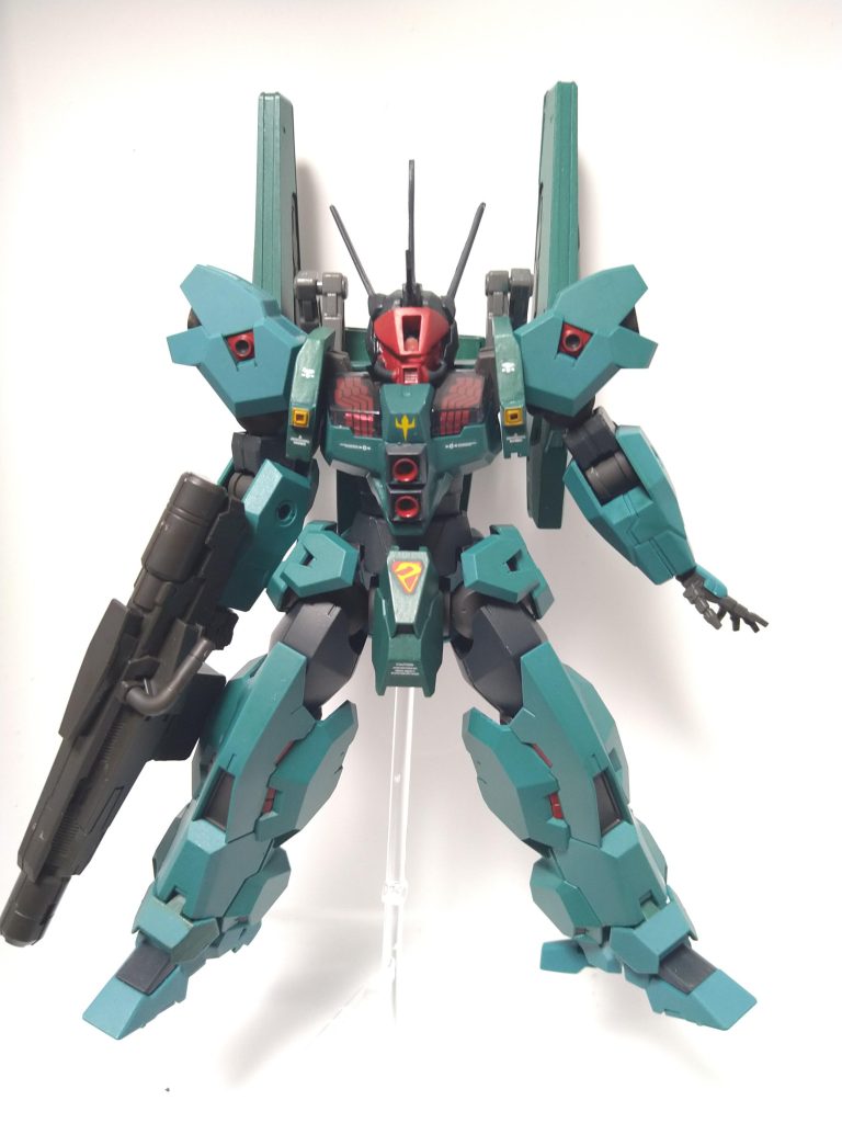 顔はパテとプラ板、肩部はプラ板、胴体は切断と市販のバーニアです。4ミリ程胴長にしました。