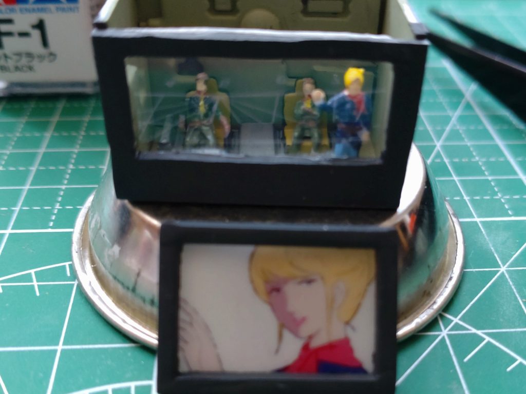 ハモン様とランバ・ラル隊のジオン兵は、1/150ジオラマ用のフィギュアに塗装しています。人生初の美プラ(?)、じゃ無いか…。ハモン様モニタ、ジオン軍旗、ラル家の旗は、100均の透明シールにインクジェットプリンタで印刷して、100均の薄いプラ板に貼って、接着しています。