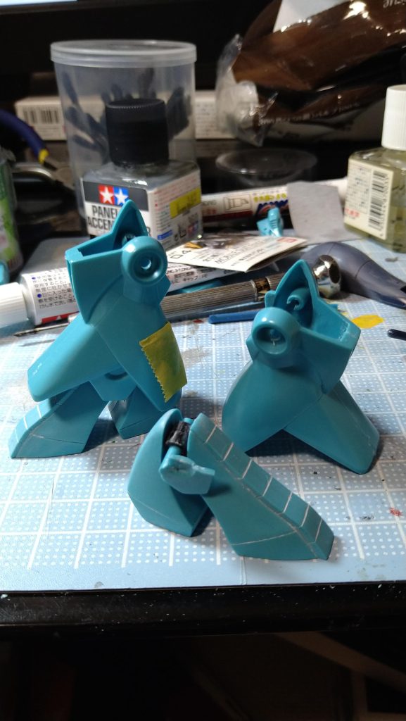 塗装しやすいように後ハメ加工しかし関節がユルユル…