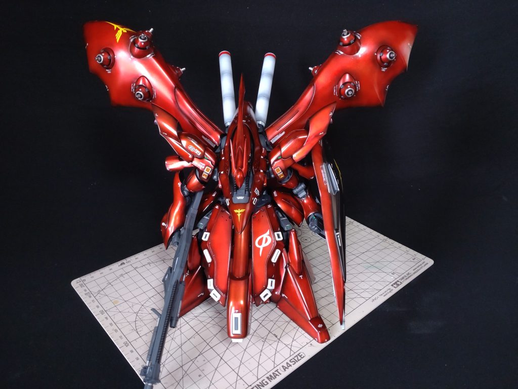 ファンネルコンテナの接続部を一部切り取り、ハの字型に設置できる様に変更。フロントスカート周りの隙間が気になったため、軸をカットしたりして位置調整しています。