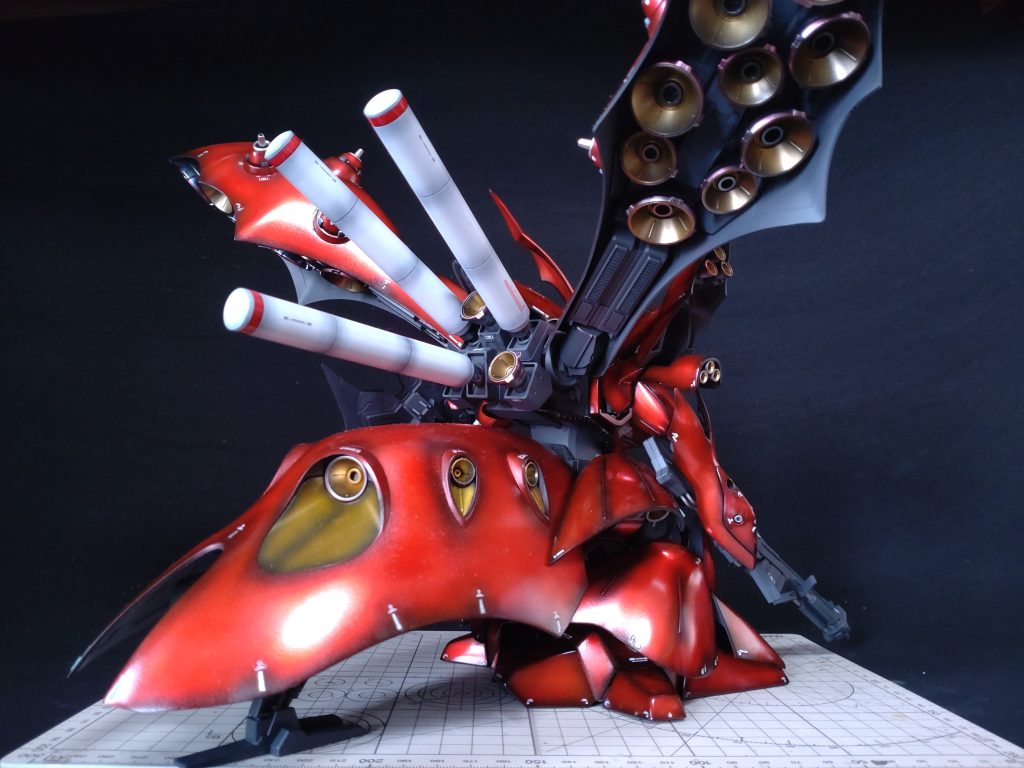 サイド、バックより。幅も奥行きも凄いボリュームなので、飾る場所に苦労しそうです…^^;