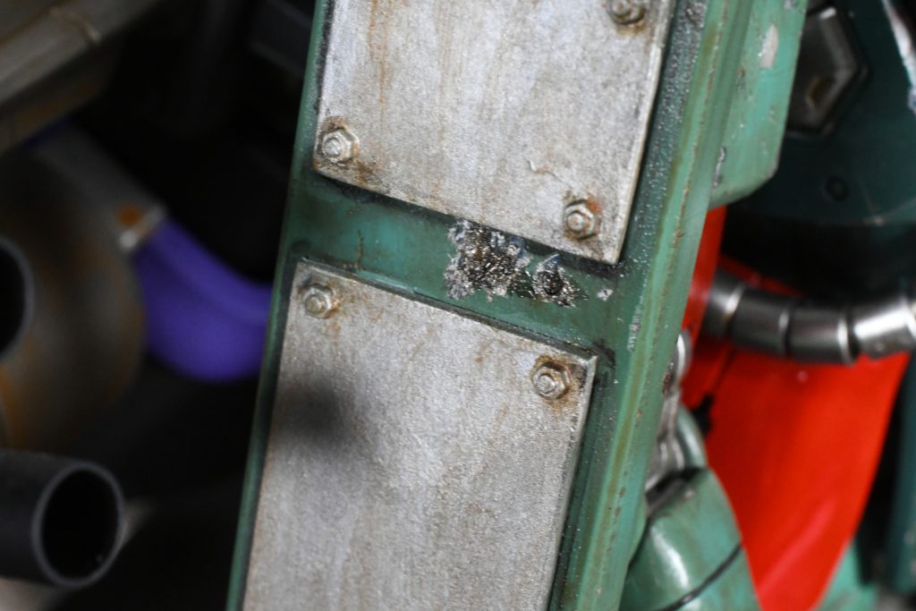 肩シールドの増加装甲と前の戦闘のダメージがそのままの状態で改修された状態を表現。