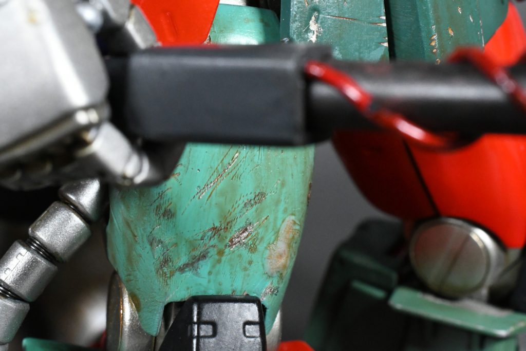 使い込まれたパーツを表現しました。凹みや穴をトーチ溶接で塞いだ感じも表現しました。