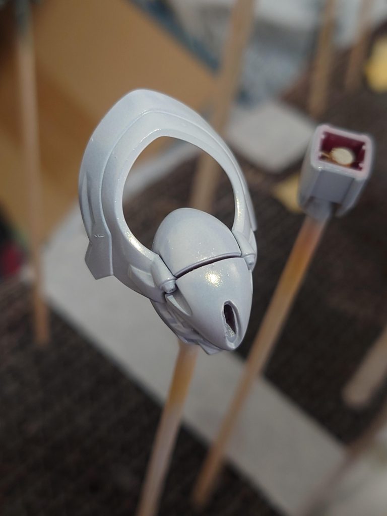 クレオスのアイスシルバーを吹いた後、光沢アリのフラットホワイト、その上にクリスタルカラーのトパーズゴールドを吹いています。とてもきらきらに出来たと思います!