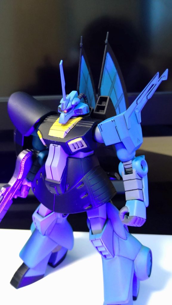 分かりにくいですが、モノアイは蛍光ピンクで塗装。ブルーライトで光るようにしました。