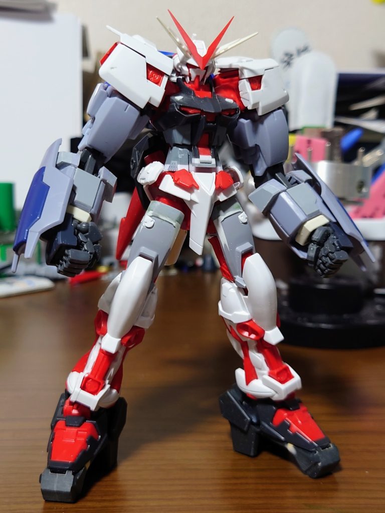 製作途中写真各パーツ構成は下記の通りです。肩アーマー:MGアストレイレッドフレームのものを加工腕部フレーム:MGガンダムVer.O.Y.W.のフレーム二の腕フレーム外装:3Dプリンタでスクラッチ腕部装甲:ディナイアルガンダムの脚部装甲を加工脚部ヒール:アドバンスドヘイズルのものを延長して使用