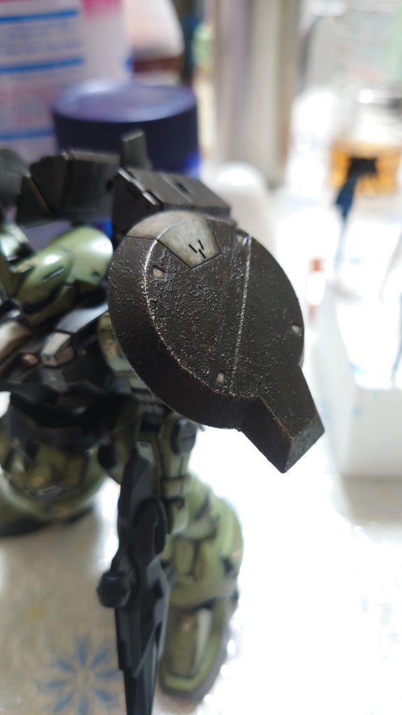 【制作工程:その他】より泥臭さを出すために肩の盾は鋳造表現なるものをやってみました。液サフを塗って少し乾かし、100均のステンシルブラシで叩きました。凸凹にはなったものの、鋳造品って今や見ることも少ないので塗り方がわからず困りました。