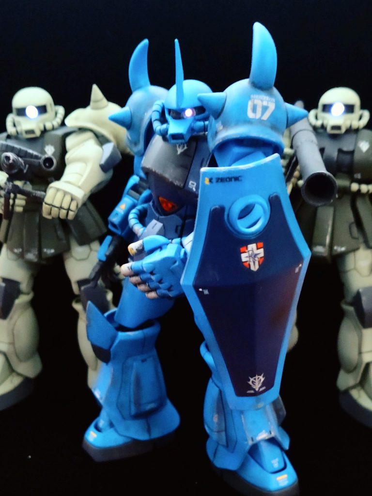 ラル「アコース、コズンは、後ろの2台のモビルスーツに仕掛けろ。私は白いのをやる。」