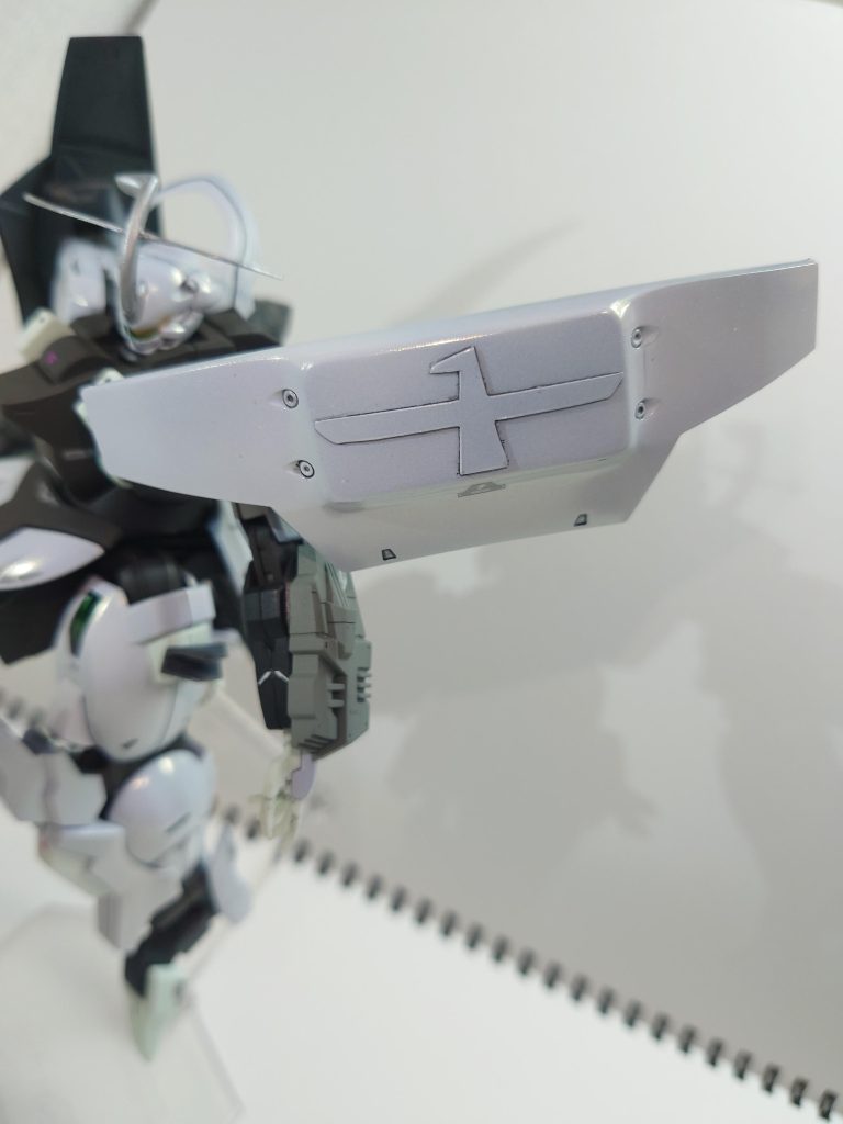 ・クレインアンテナ改修時に国家の象徴として装備されたアンテナ。羽ばたく鶴をイメージしている。ただの飾りだと思われがちだが、横に伸びる部品のお陰で、通信範囲が1.7倍にまで上がっている。・グロリアス・アンビカークレインアンテナ同様、象徴としてのエンブレムが装着されたアンビカー。左肩にのみ装備する。通常のアンビカーと同様に遠隔操作が可能。また、このアンビカーには別の機能が隠されているという。