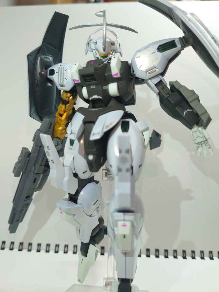 ・グロリアスフィールドグロリアス・アンビカーとクレインアンテナを使った本機のみの特別な技。グロリアス・アンビカーを機体上部に掲げ、特殊な波動を発生させる。これはパーメットを使用している機体全てに通用するもので、クレインアンテナと併用する事により広範囲の兵器を完全停止させる事が可能。本機は