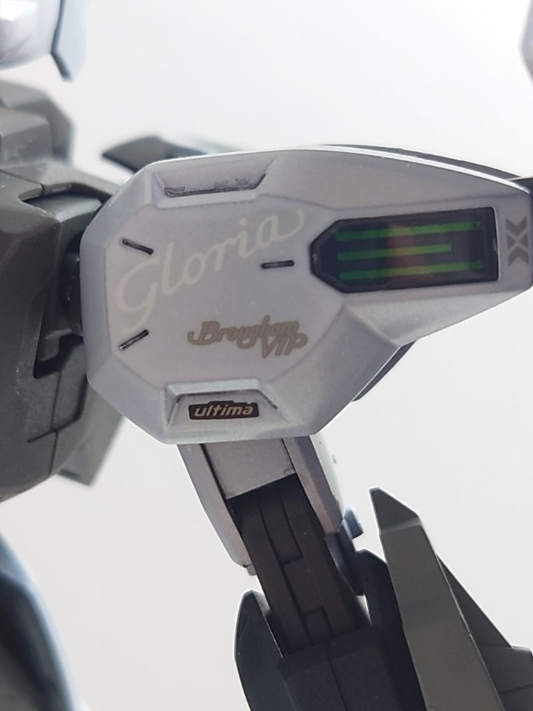 こちらは肩のデカール群です。アオシマさんのy32グロリアグランツーリスモアルティマから持ってきました。少しごちゃ付いていますが、勿体ないので全部貼り付けました。因みに右腕の「ブローアーム」はグレード名の「ブロアムVIP」から持ってきています。ブロアムにアルティマは存在しないのですが…ブロアムの高貴さとグランツーリスモアルティマの大胆さを兼ね備えた機体という事で認識してくれたら嬉しいです!