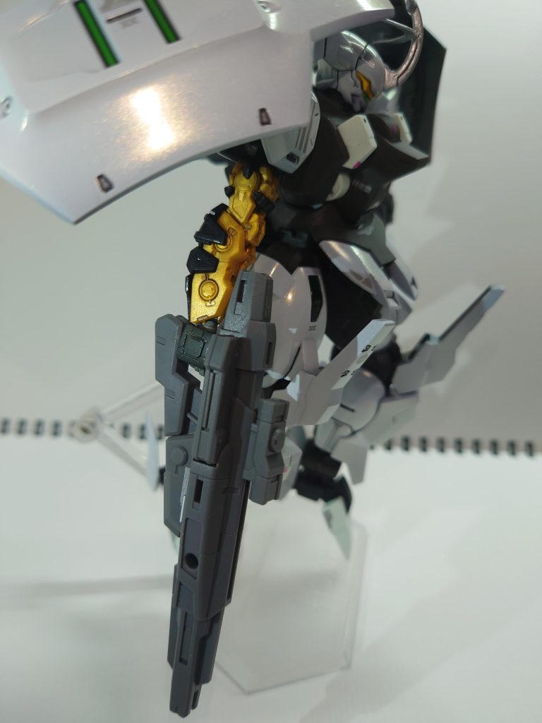 ・試験型右腕「ブローアーム」他社から譲り受けたビームライフルを装備するにあたって、ダリルバルデの右腕イーシュヴァラでは強度やパワー供給面で固定式の腕に比べて不利であった。そこで採用されたのが、国家開発の最新鋭機用の右腕だった。幸いにも規格は同じものだった為、簡単な調整の後に装着された。