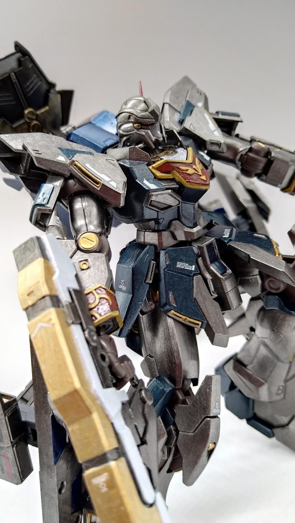 少し見た目をゴージャスにしようと思い、胸部の飾り•袖•シールドを赤くして目立たせてみました✨