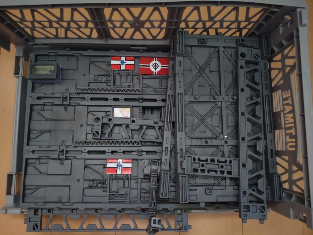 格納庫はHGの箱と同じ位のサイズで、大本営(奥様)より撤収命令が下された際には、いつでも100均のコンテナの中に収容可能です。押入れや物置への移動が3分で出来ます。最後までお付き合い頂き、ありがとうございました!□おじさんの独白□(読み飛ばして下さい)私は細身で年上の女性が好きでした。それは、恐らく小さい頃に植え付けられた、松本零士先生が描く魅惑的な女性達に影響を受けたのだと思います。メーテルやエメラルダスといった、細身でありながら、大人で艶っぽさも有り、強さも秘めている女性達、それが私の初めて女性に抱いた淡い想いでした。ガンダムに登場したクラウレ・ハモン様は、正に私の理想としている女性像そのものでした。ランバ・ラルの傍らに常に立ち、彼が不在の時は指揮も執る強き女性でした。今でも彼女に「好きだったよ、坊や」って言われたいと(50過ぎのおっちゃんが…)思っています。そして、日々リビングのソファに横たわり、TVドラマを観覧されているお方を見ながら、「理想と現実」という言葉を噛みしめております。ジオラマ格納庫の中だけでもハモン様に会える…(現実逃避中)。