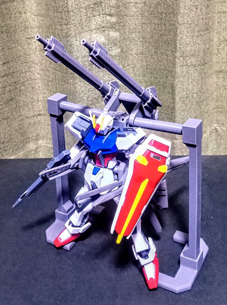 色々付けすぎて、かなり重心バランスが悪くなったので、専用のスタンドも作りました。