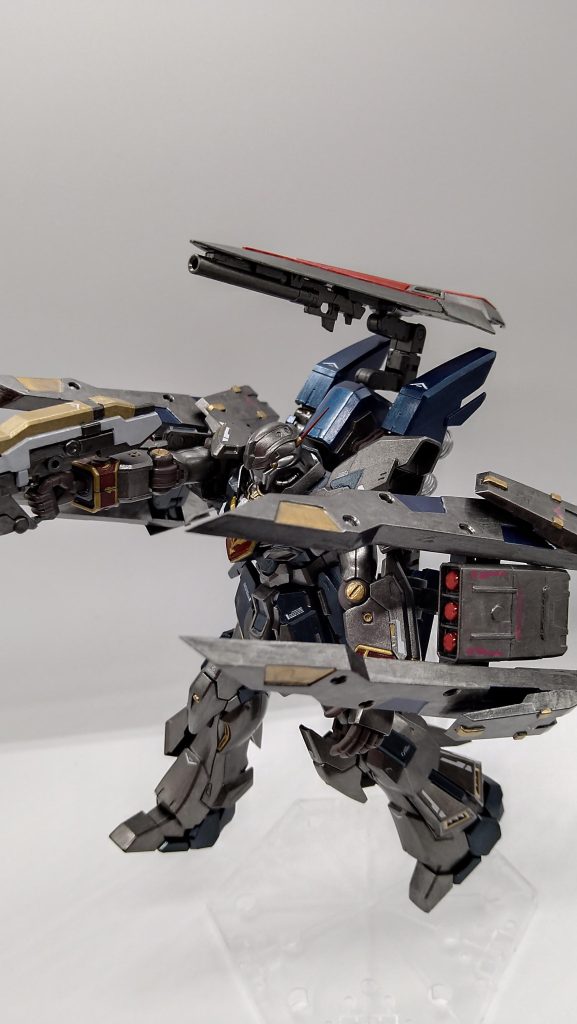 攻守一体型のシールドは、裏側が空洞だったのでプラ版で穴埋めしました。