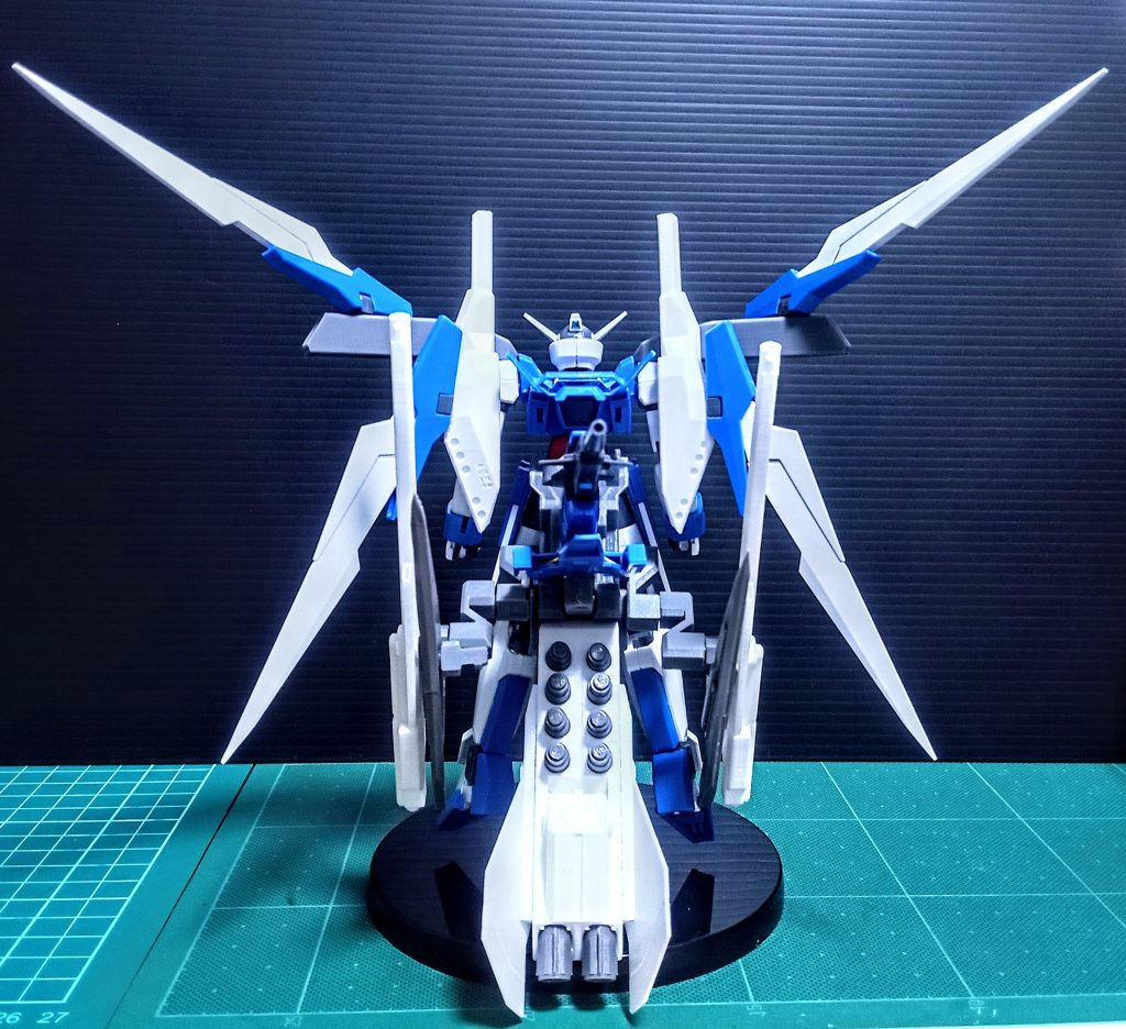 ヒザ関節もグラグラで、台座が無いと立てません。