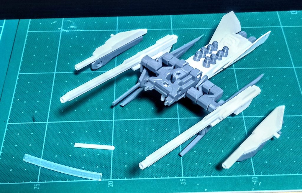 取り付けには、Φ5ミリのゴムチューブと、Φ3ミリのプラ棒を使ってます。なので、取り付け部分は基本、全て動きます。