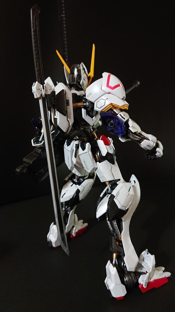 右後方から。肩後部、肘、膝裏、かかとのシリンダーが見えます。パイプも基部をゴールドに、パイプをシルバーに塗り分けました。