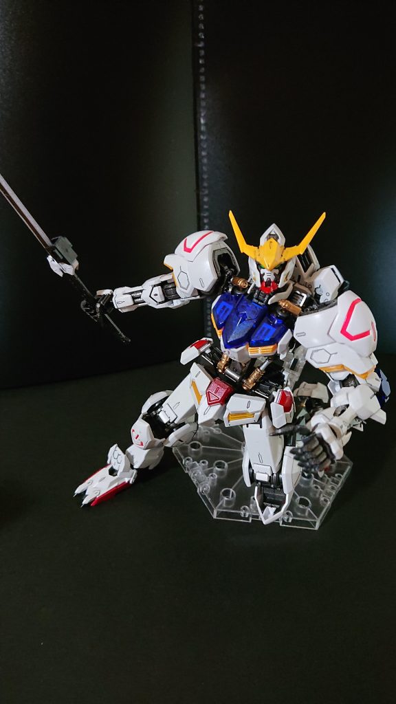 箱絵のポーズをしてみました。あるパーツをはずし忘れて写真を取ってしまいました。何かわかりますか?