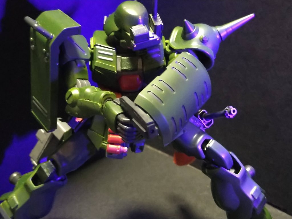 ヴィダールのハンドガンをベースに改修したハンドガン、左腕にシールドも増設