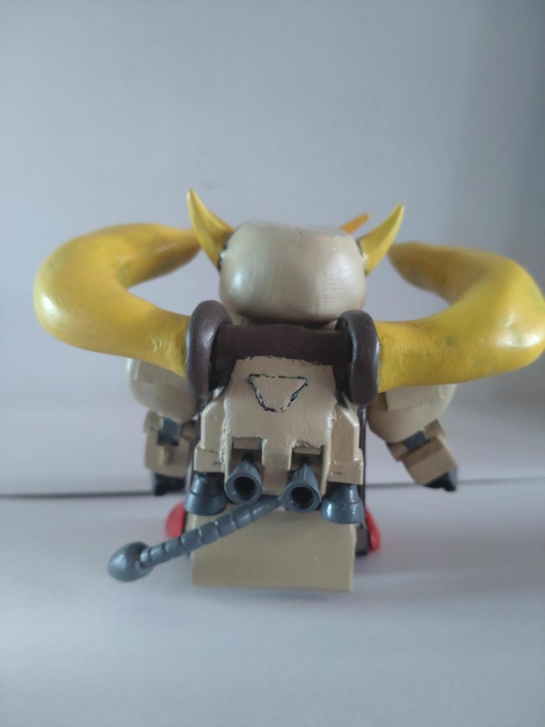 バックパックはジャンクのRX-78を加工。ヒートホーンの取り付け部はザクタンクのバックパックの部品。尻尾はザクのパイプに先っぽはパテ。