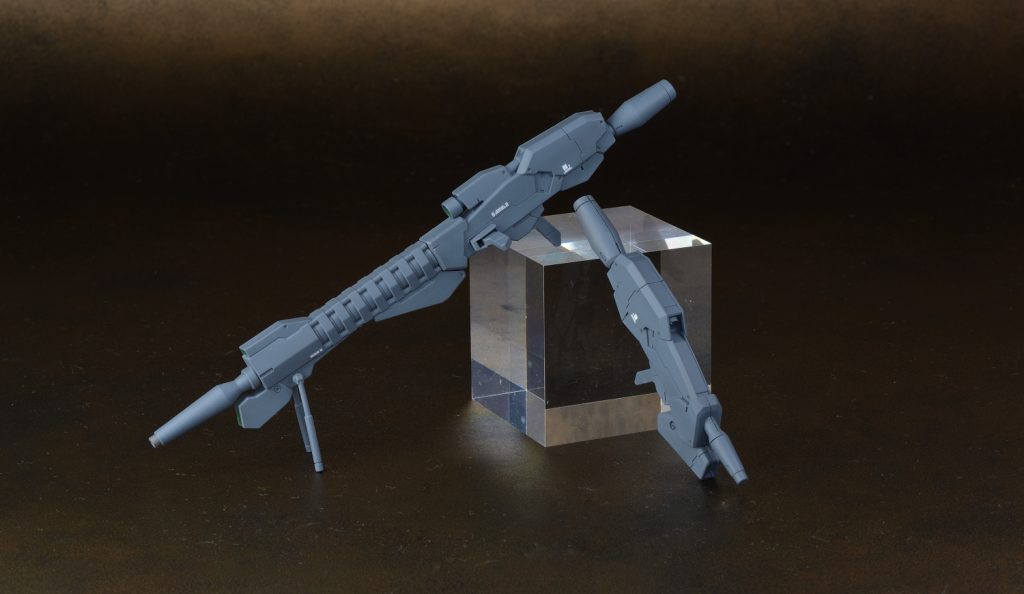 スナイパーライフルは劇中のデザインを分かる範囲で再現しました。後部は通常のビームライフルと同一のデザインにしました。バイポッドは可動式となっています。