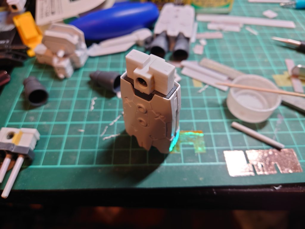 ブースターユニットの接続基部を作成中。机はごちゃごちゃです。