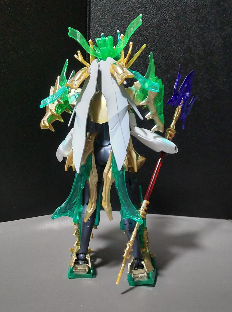 今回はリアアーマーは無しにしています。その為、腰の装甲を延長する形でリアアーマーがあるように見せてます。可動範囲の減少を避けるのと、お尻が見れないのは悲しいですし。