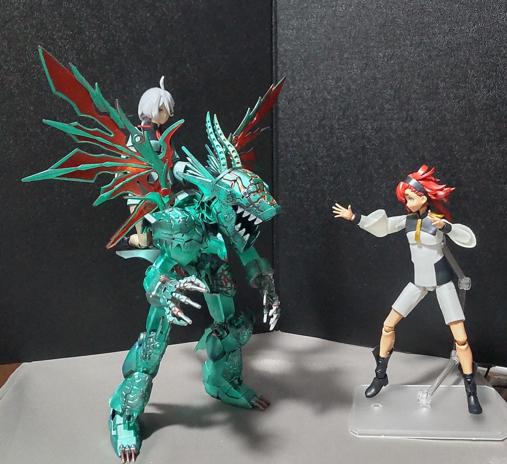 元々はダークグラスパードラゴンなので、背中のジョイントパーツを付ければ、他のガンプラを乗せることが出来ます。※スレミオのような美少女プラモの場合は画像の様に正座すれば違和感なくいけます。