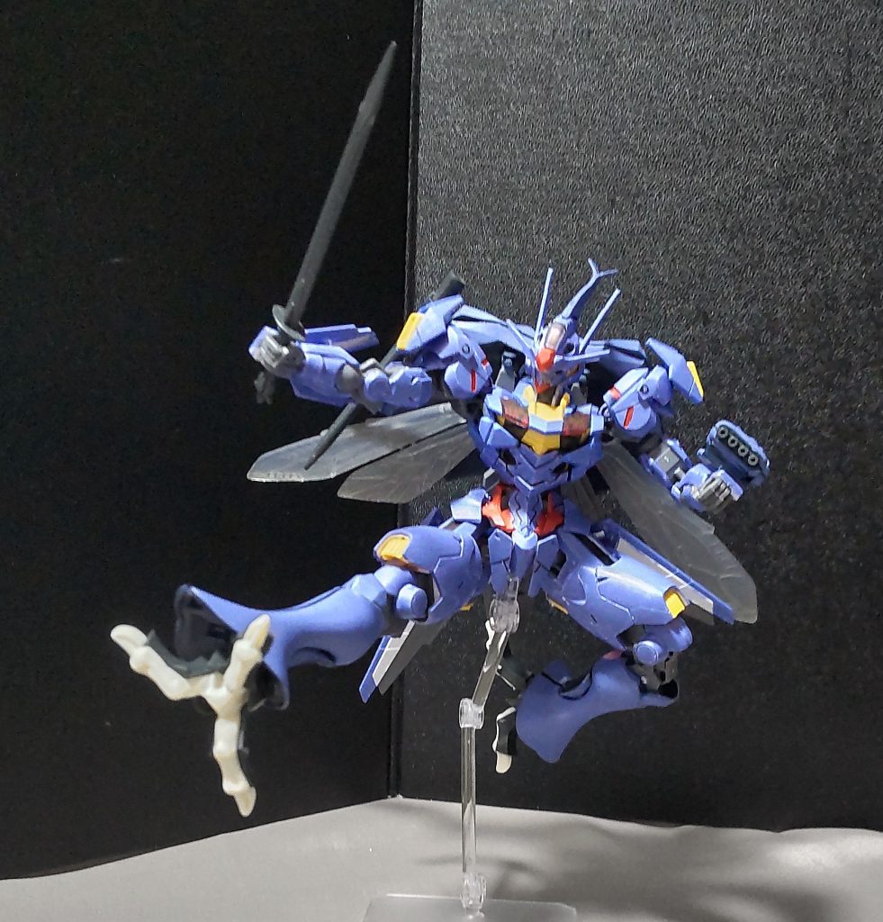 クローキックオーラバトラーの脚による蹴りを行う。クロー部分による引っ掻き攻撃や鷲掴みなども可能。