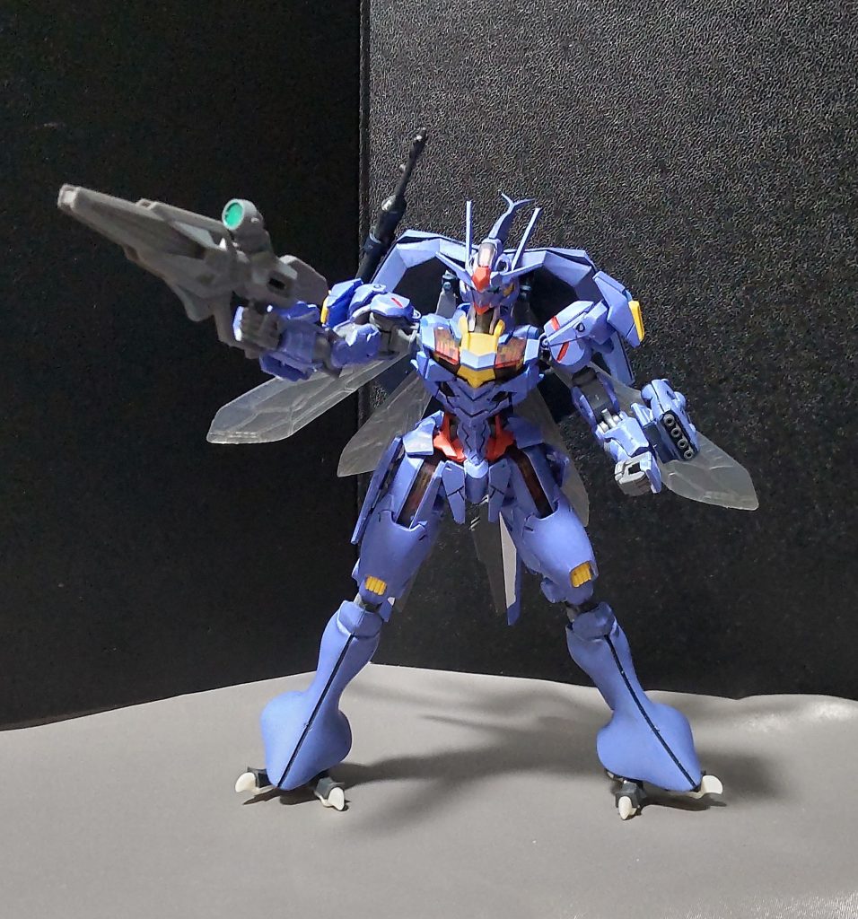 オーラ・ビームライフル当初はオーラバトラーがいたバイストン・ウェルでは余り役に立たなかったが、ショット・ウェポンの手引きによりオーラ力を加えて攻撃できるようにしてくれたので、普通のビームライフルより強力になっている。