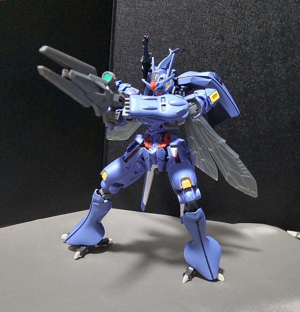 腰部に付けてあるビット・ステイヴの一部を合体させることで、長距離射撃形態にすることが出来ます。