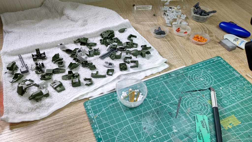 パーツの足付け・洗浄後の乾燥。おかげで塗料がしっかり乗りました。