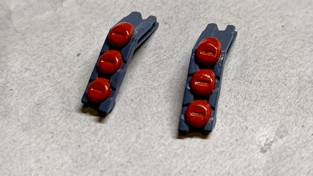 胸部増加装甲のミサイル塗り分け。わずかなはみだしはスミ入れ時にカバー。