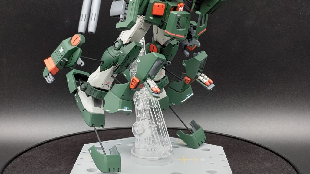 各部アップ画像。赤ラインのデカールは貼り付けが甘く、ところどころ浮いてしまっています。特にバックパックの赤丸は一部が破けて悔しいです。主な改修は一体成型だった前腕部増加装甲をモナカ割りに変更。フロントスカートのヘリウムコア差替え部分を開口。の2点。