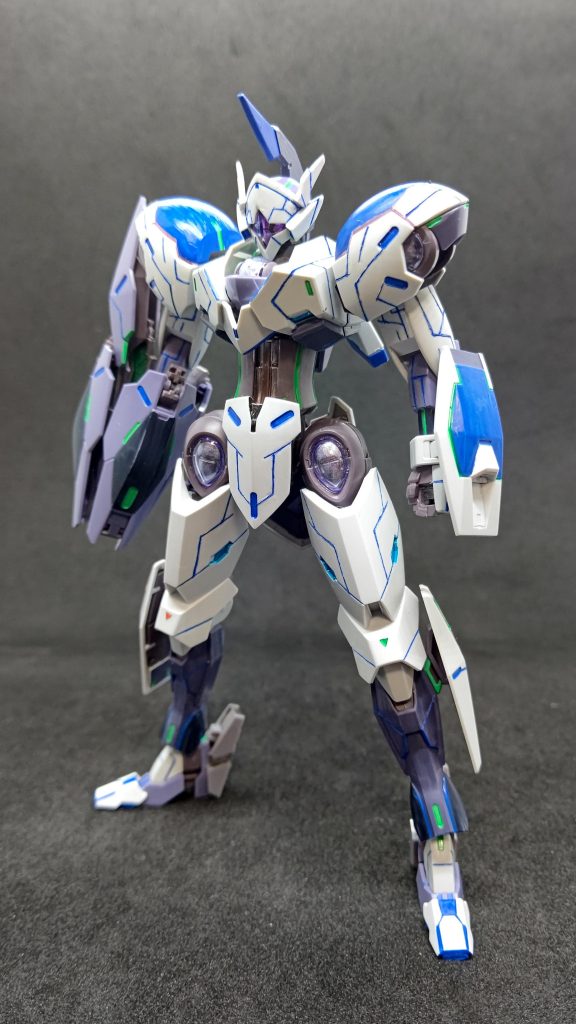 ミストルテイン本体はミカエリスの強化機体という設定で頭や脚にジャンクパーツなどを接着したこと以外はプロポーションの変更はおこなってません。しかし、スジ彫りは多め、スミ入れはガンダムマーカーのブルーやアイグリーンを使用しました。