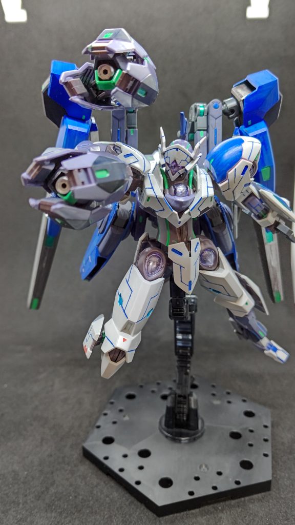 予備のビームブレイサーは肩キャノンのように使用したり