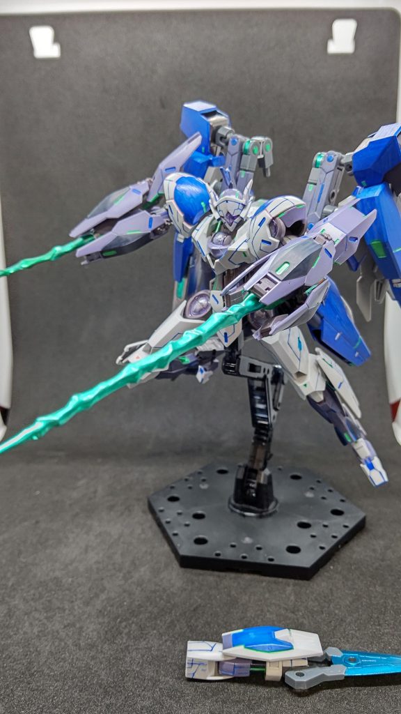 片方の腕をパージし取り付け、ビーム・サーベル二刀流などにもなります。ビーム刃はビルダーズパーツから使用しました。